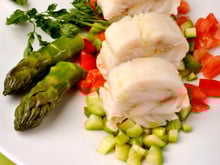 Dos de colin d'alaska froid et tartare d'asperges vertes