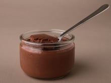 “Rapide et efficace” : la cheffe Amandine Chaignot vous partage une recette de crème au chocolat aussi facile que délicieuse !