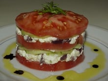 Mille-feuilles de tomates à la féta et aux concombres