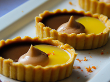 Tartelettes sablées et soufflé au chocolat, quenelles mousseuses et coulis de mangue