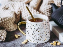 Boire une tisane le soir pour mieux dormir : est-ce vraiment une bonne idée ?