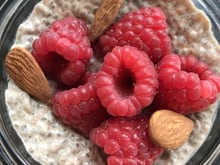 Pudding de graines de chia cacao, fruits secs et framboises