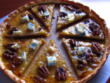 Tarte fine sucrée-salée au Roquefort, à la poire et aux noix