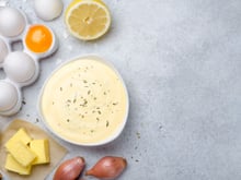 “Le petit truc c’est…” : Laurent Mariotte partage ses astuces pour réussir la béarnaise, la sauce parfaite pour accompagner la côte de boeuf