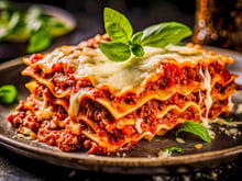 “Un ingrédient spécial” : Cyril Lignac nous partage sa recette favorite de lasagnes à la bolognaise