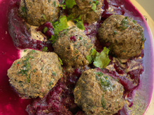 Boulettes de bœuf au hareng, sauce au fenouil confit et betteraves marinées