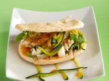 Pita au maquereau fumé et spaghettis de courgettes