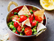 Oubliez la salade caprese : voici le fattouche libanais, la salade ultra-croquante qui va rythmer votre été