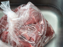 Cette erreur que l’on fait tous avec la viande congelée peut vous rendre malade