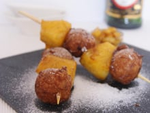 Petits beignets à la banane et ananas flambé au rhum