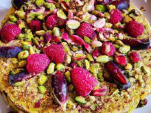 Génoise plume, fruits rouges et pistaches