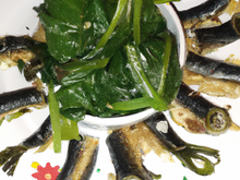 Anchois à l'ail et garniture de blettes fondantes