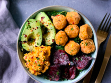Bouddha bowl aux boulettes de pois chiches et kale