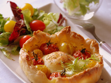 Tarte duo à la tomate revisitée au crottin de chèvre et tomates cerises