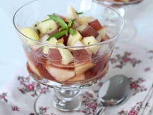 Salade de fruits frais, gelée de vin rosé vanillée, sirop au vin rosé-verveine citronnelle