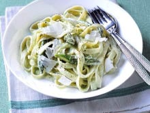 Tagliatelles à la crème aillée, aux noix et aux lardons