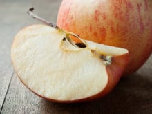 Vous jetez encore le trognon des pommes ? Voici pourquoi vous devriez le garder