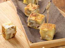 Carrés de tortilla tiède au Bresse Bleu