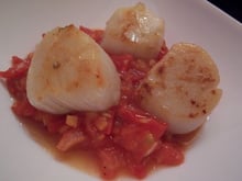 Saint-jacques poêlées à la tomate