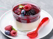 “Un concentré de fraîcheur et de gourmandise” : pour le printemps, Christophe Michalak partage sa recette de panna cotta aux fruits rouges