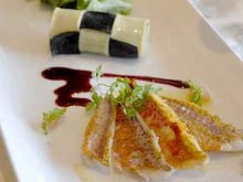 Le damier de cannelloni en purée d'artichauts camus, filets de rougets poêles et sauce aux cinq saveurs