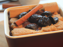 Cobbler aux prunes et pain d'épices