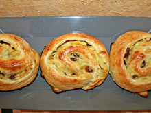 Pains aux raisins fourrés à la crème pâtissière et aux pommes caramélisées