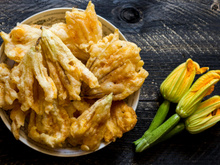 Facile à faire, ces beignets de fleurs de courgettes sont parfaits pour vos apéritifs en terrasse !