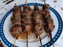 Brochettes de filet mignon relevé à l'ail et au poivre