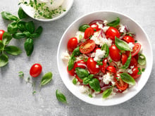 2 tomates, 1 concombre : comment en faire un vrai repas complet et sans cuisson pour ce soir ?