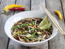 Voici comment faire un pho, cette délicieuse soupe vietnamienne qui va réchauffer votre hiver !