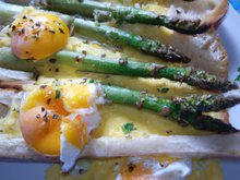 Œufs brouillés aux asperges et mouillettes de pain