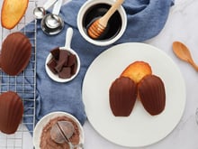 Voici la recette inratable de madeleines bien dodues à faire avec une base de gâteau au yaourt