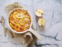 Envie d’un dessert léger ? Essayez ce clafoutis pommes-amandes ultra-moelleux