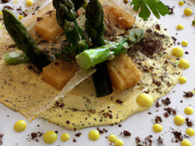 Royale de cresson, asperges vertes et vinaigrette de truffes