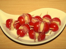 Brochettes de tomates, jambon cru et Etorki