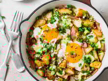 Une recette parfaite pour un week-end de février : cette chakchouka d’hiver avec des pommes de terres et des oignons caramélisés va vous régaler !