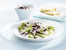 Mélange fromage blanc granuleux - myrtilles  sur lit de Carpaccio d’avocats