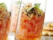 Crumble de gaufrettes Jules destrooper sur lit de saumon fumé, wasabi et poudre d'olives noires