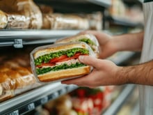 Contaminé par la listeria, ce sandwich vendu partout en France représente un vrai risque pour la santé !