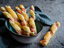 Allumettes feuilletées au Philadelphia et jambon sec