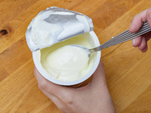 Est-ce une bonne ou une mauvaise idée de lécher l’opercule du pot de yaourt ?