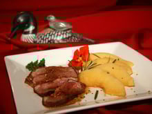 Magret de canard aux coings à la vapeur de romarin