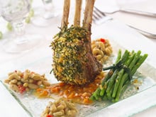 Carré d'agneau en croûte d'herbes et ses flageolets à la provençale, ses fagots de haricots verts et échalotes suées
