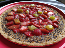 Tarte à la rhubarbe, fraise et sésame noir