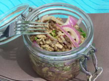 Salade épicée de lentilles, thon et oignons rouges