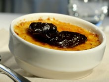 Crème brûlée aux noyaux de pruneaux d'agen