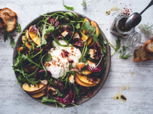 Salade de pêches, roquette et burrata
