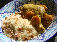 Tajine de poulet aux abricots et semoule aux amandes