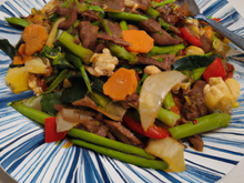 Bœuf mariné et légumes sautés à la thaïlandaise bon marché